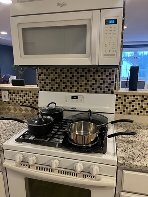 Een koelkast, een microgolfoven, een oven, een kookplaat