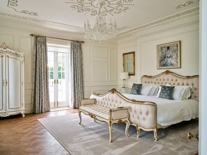 7 bedrooms, in-room safe, desk, iron/ironing board