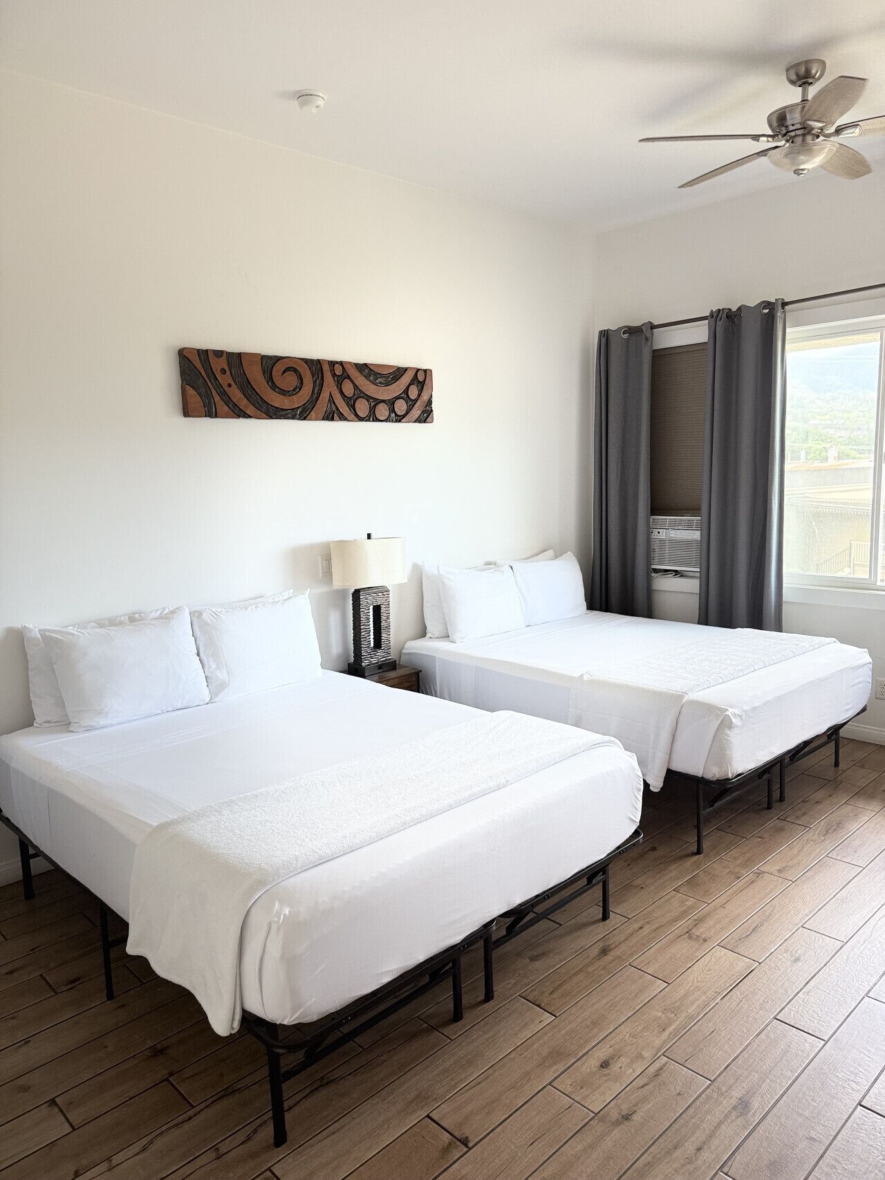 1 habitación, escritorio, tabla de planchar con plancha y cuna de viaje 