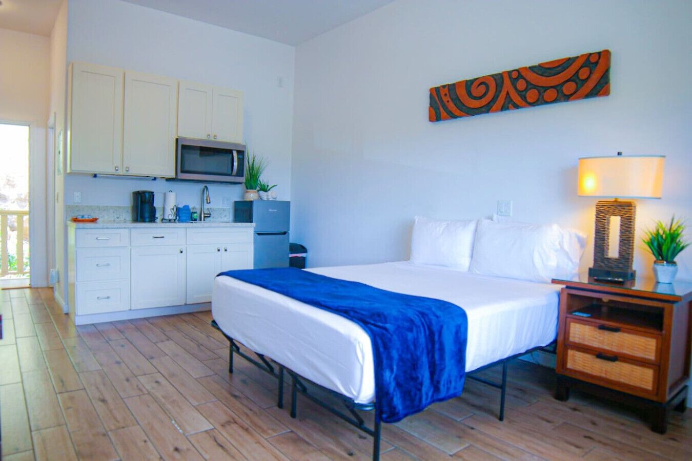 1 dormitorio, escritorio, tabla de planchar con plancha y cuna de viaje