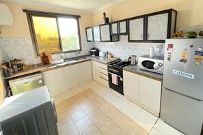 ثلاجة، ميكروويف، فرن، موقد طهي مسطح