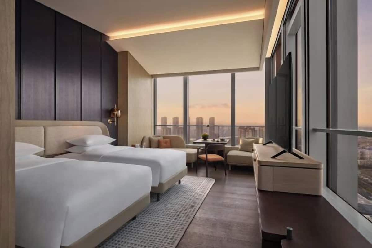 1 bedroom, premium bedding, free minibar, in-room safe