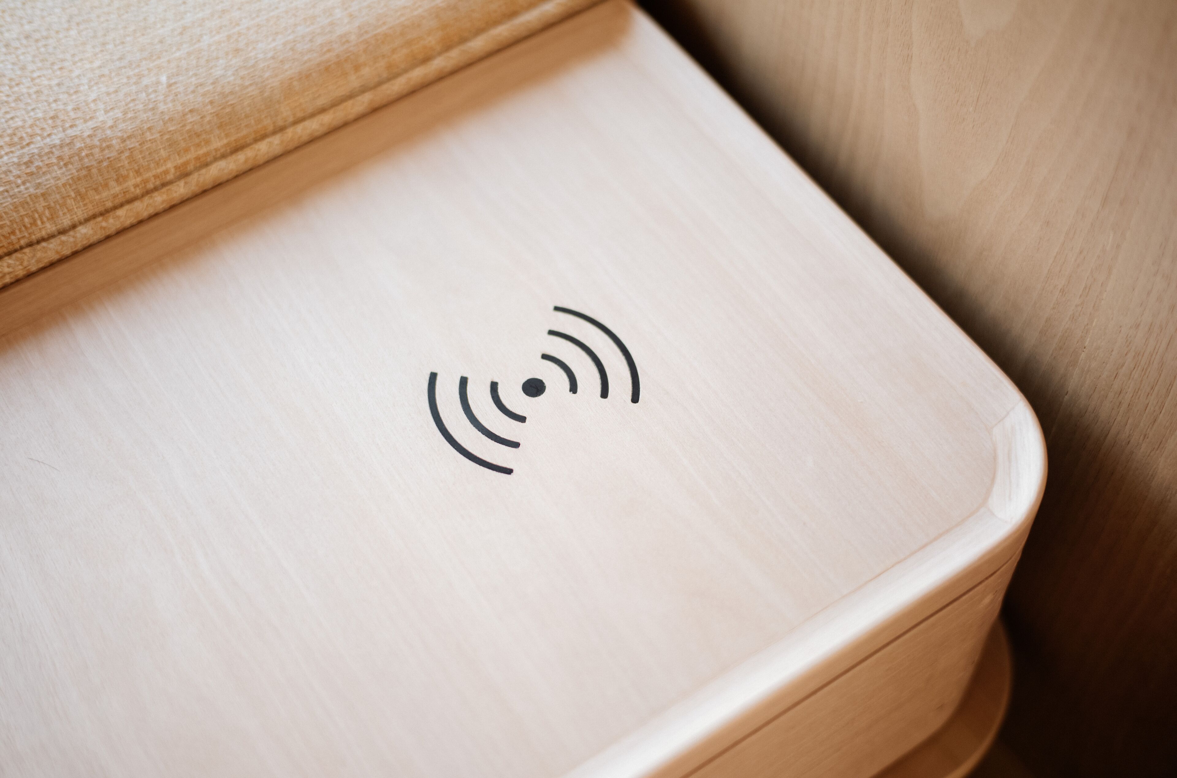 Superficie de madera con símbolo de Wi-Fi.