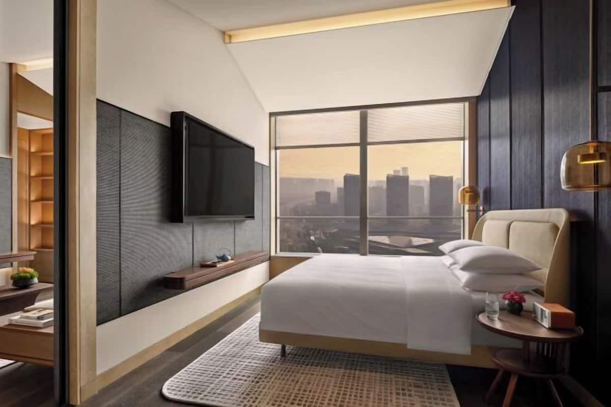 1 bedroom, premium bedding, free minibar, in-room safe
