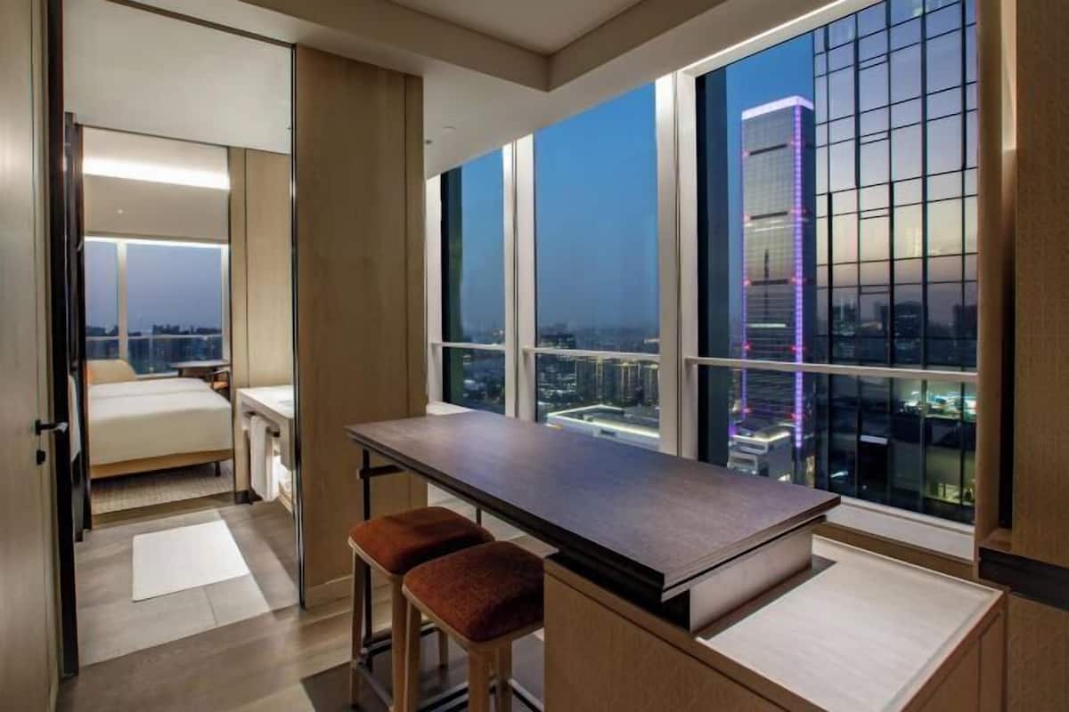 1 bedroom, premium bedding, free minibar, in-room safe