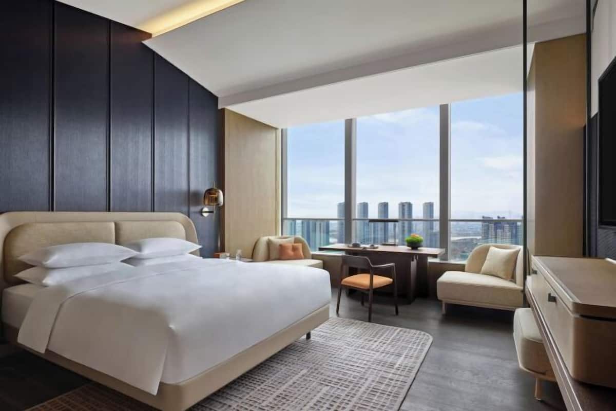 1 bedroom, premium bedding, free minibar, in-room safe