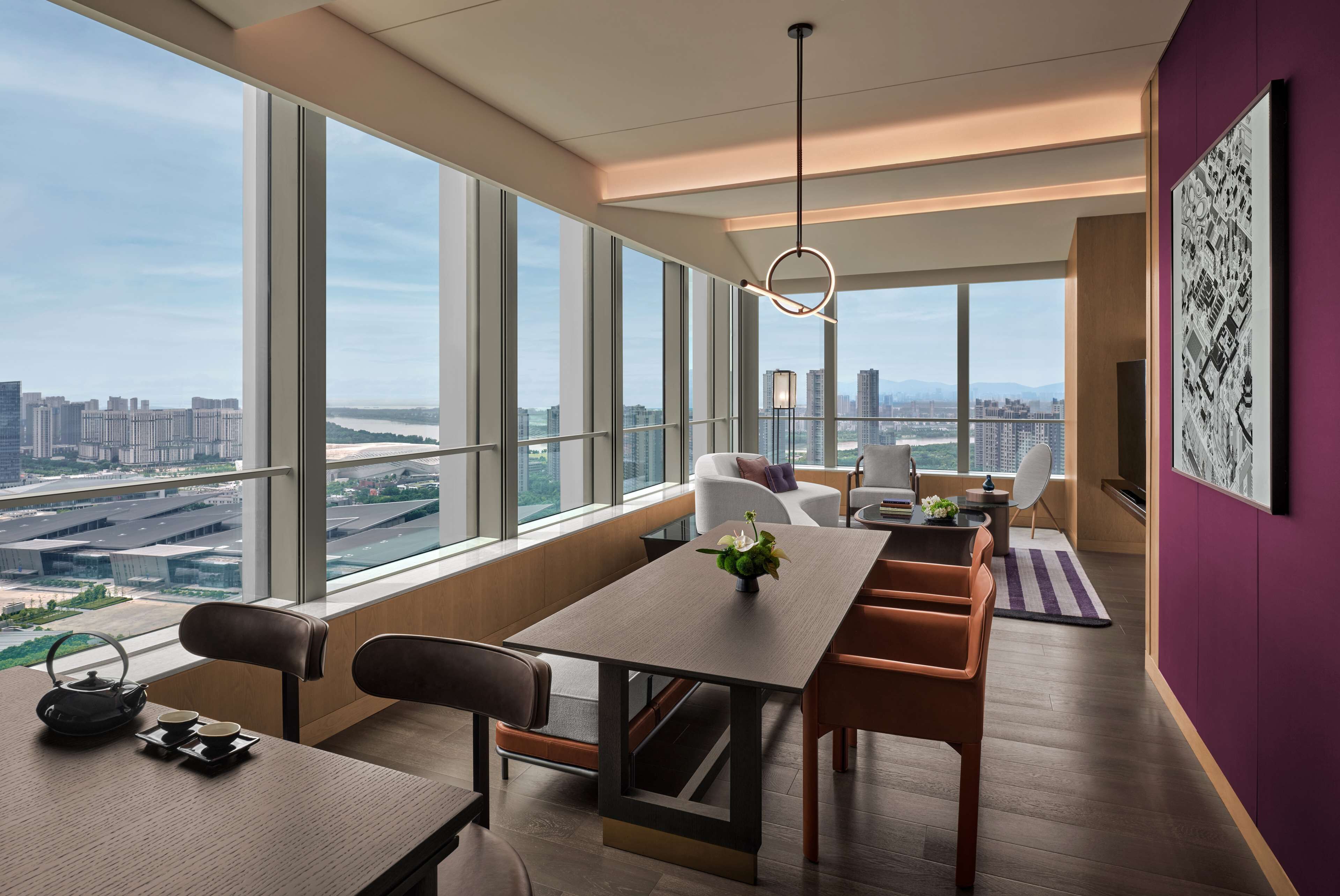 高級寝具、ミニバー (無料)、セーフティボックス (室内)、客室ごとに異なる装飾