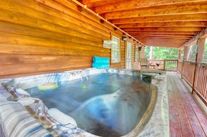 Outdoor spa tub - Tiny Cabin-HOT TUB, private, quiet side of the Smokies (Cosby)