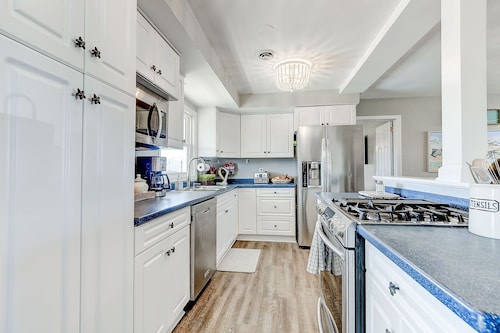 Holden Beach, NC Designer beach house with heated pool 