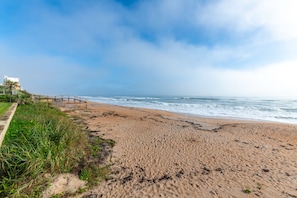 Sur la plage, chaise longue, serviettes de plage