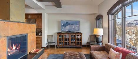 Smart-TV, Kamin, Bücher