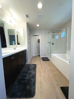 Shower, hair dryer, towels, soap - Time for Temecula! (Temecula)