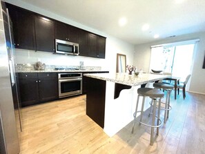 Réfrigérateur, micro-ondes, four, plaque de cuisson