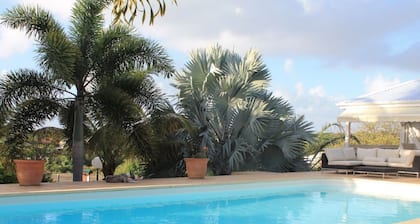 CHARMING BUNGALOW, 200m from the Beach, quiet, surrounded by greenery