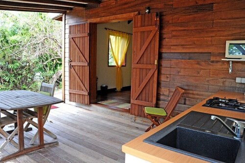 CHARMING BUNGALOW, 200m from the Beach, quiet, surrounded by greenery