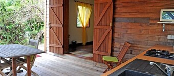 CHARMING BUNGALOW, 200m from the Beach, quiet, surrounded by greenery