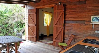 CHARMING BUNGALOW, 200m from the Beach, quiet, surrounded by greenery