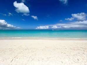 Chaises longues, serviettes de plage