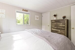 3 habitaciones, tabla de planchar con plancha, wifi y ropa de cama 