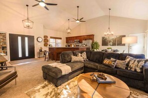 Fernseher, Kamin, Tischfußball, Arbeitsbereiche