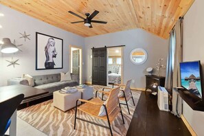 Télévision, cheminée, espaces bureaux