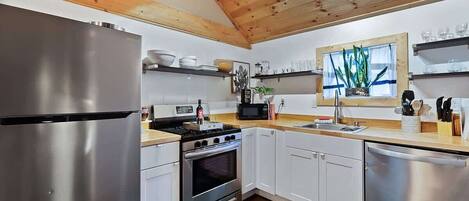 Refrigerador, microondas, horno y parrilla de estufa