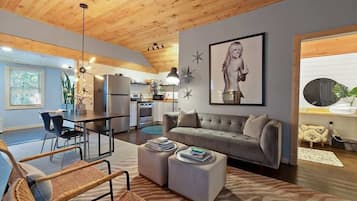 TV, caminetto, studio