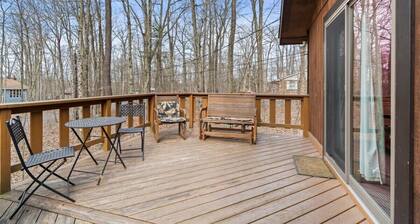 Pocono Chalet| Hot tub | Sauna | Lake Access