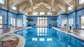 Alberca techada y alberca al aire libre