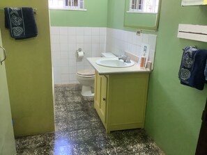 Serviettes fournies, shampooing, papier de toilette