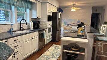 Kjøleskap, mikrobølgeovn, ovn og kokeplater