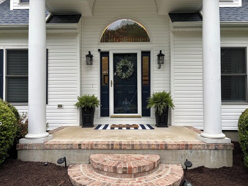 Beautiful, Spacious, Pet Friendly Home  - 2 Miles from the Beach!