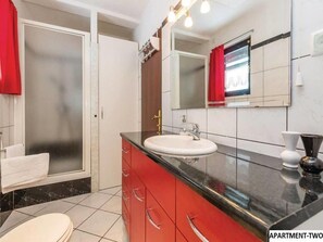Bathtub, hair dryer, towels - Apartments Monte Rosa - One Bedroom Apartment with Garden view (Delnice)
