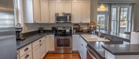 Kylskåp, mikrovågsugn, ugn och spishäll