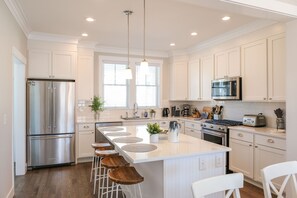 Fridge, microwave, oven, stovetop - *NEW* A Beach Ranch, a pet-friendly home near Sunrise Pool! (Pacific Beach)