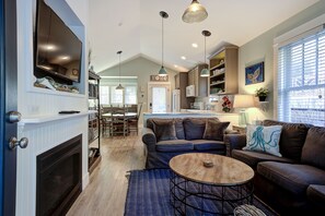 Smart TV, fireplace, video games, DVD player - Seabrook's A Whale's Tale, spacious 4-bedroom home! (Pacific Beach)