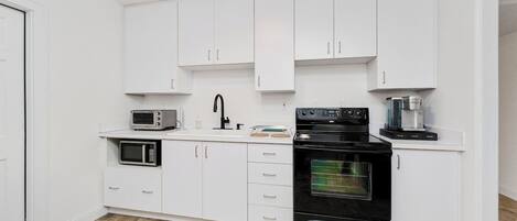 Kühlschrank, Mikrowelle, Ofen, Herdplatte