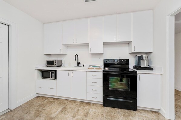 Køleskab, mikrobølgeovn, ovn, kogeplade