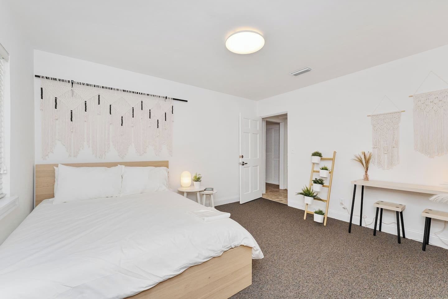 3 habitaciones, escritorio, tabla de planchar con plancha y wifi gratis 