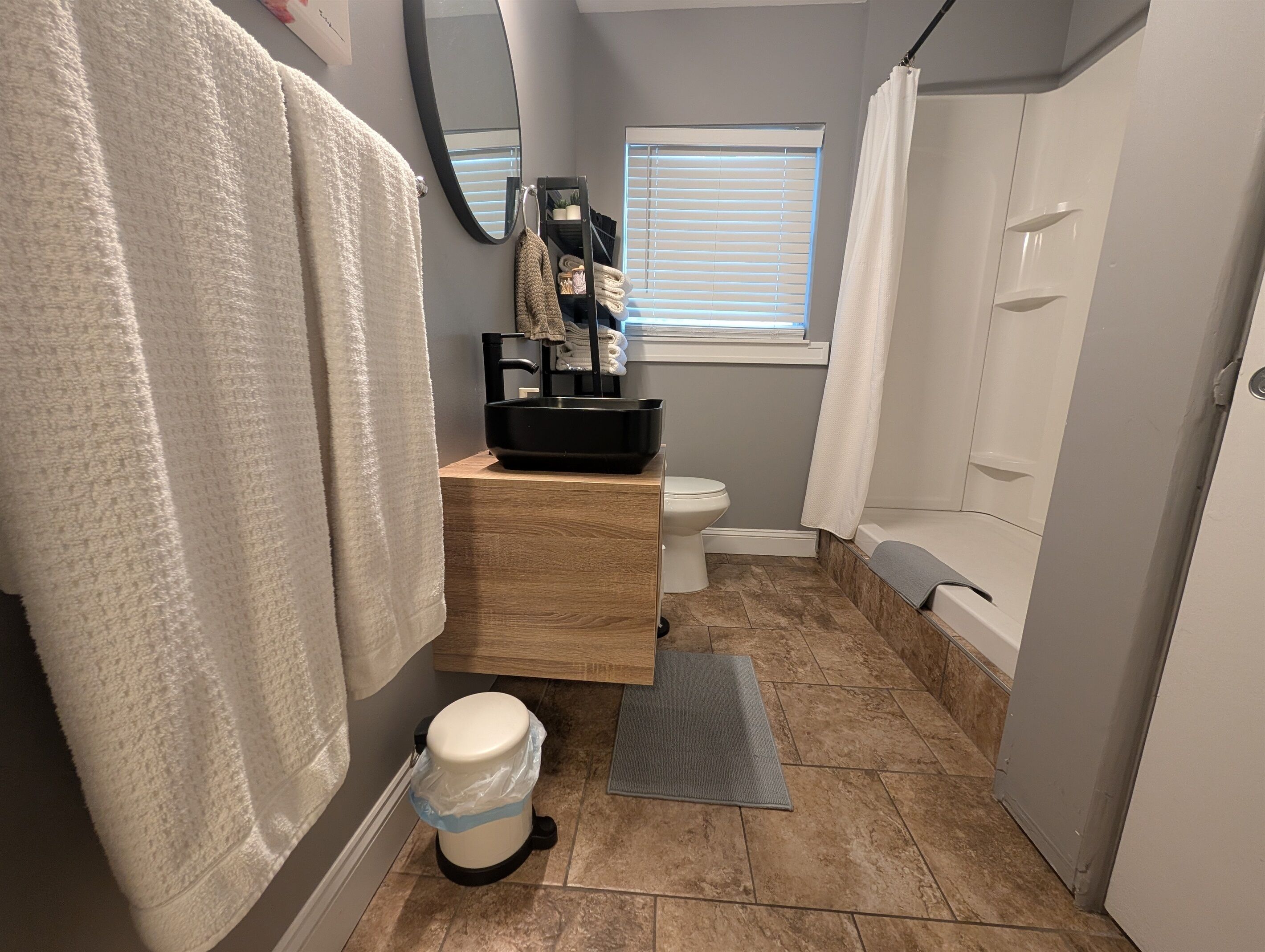 Regadera, secadora de cabello, toallas 