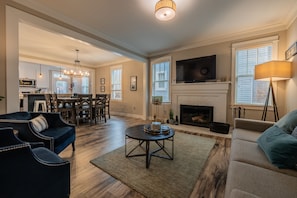 Smart TV, fireplace, video games, DVD player - Seabrook's Anchored Soul, a spacious home, close to the indoor pool! (Pacific Beach)