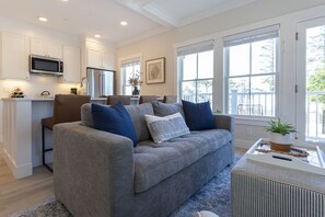 Smart TV, fireplace - Seabrook's At Last, a loft in Town Center! (Pacific Beach)