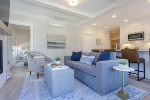 Smart TV, fireplace - Seabrook's At Last, a loft in Town Center! (Pacific Beach)