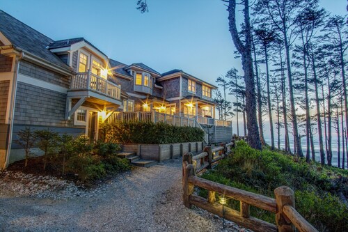 Beach Bluff: Oceanfront, Hot Tub, Dog Friendly!