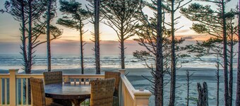 Beach Bluff: Oceanfront, Hot Tub, Dog Friendly!