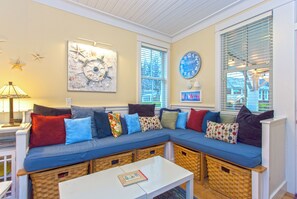 تلفزيون، مدفأة، مكتب