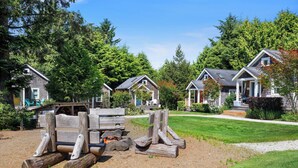 A row of cabins with a gravel path, surrounded by trees. - Seabrook's Beachy Keen, a private hot tub (Pacific Beach)