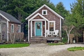 Exterior - Seabrook's Beachy Keen, a private hot tub (Pacific Beach)