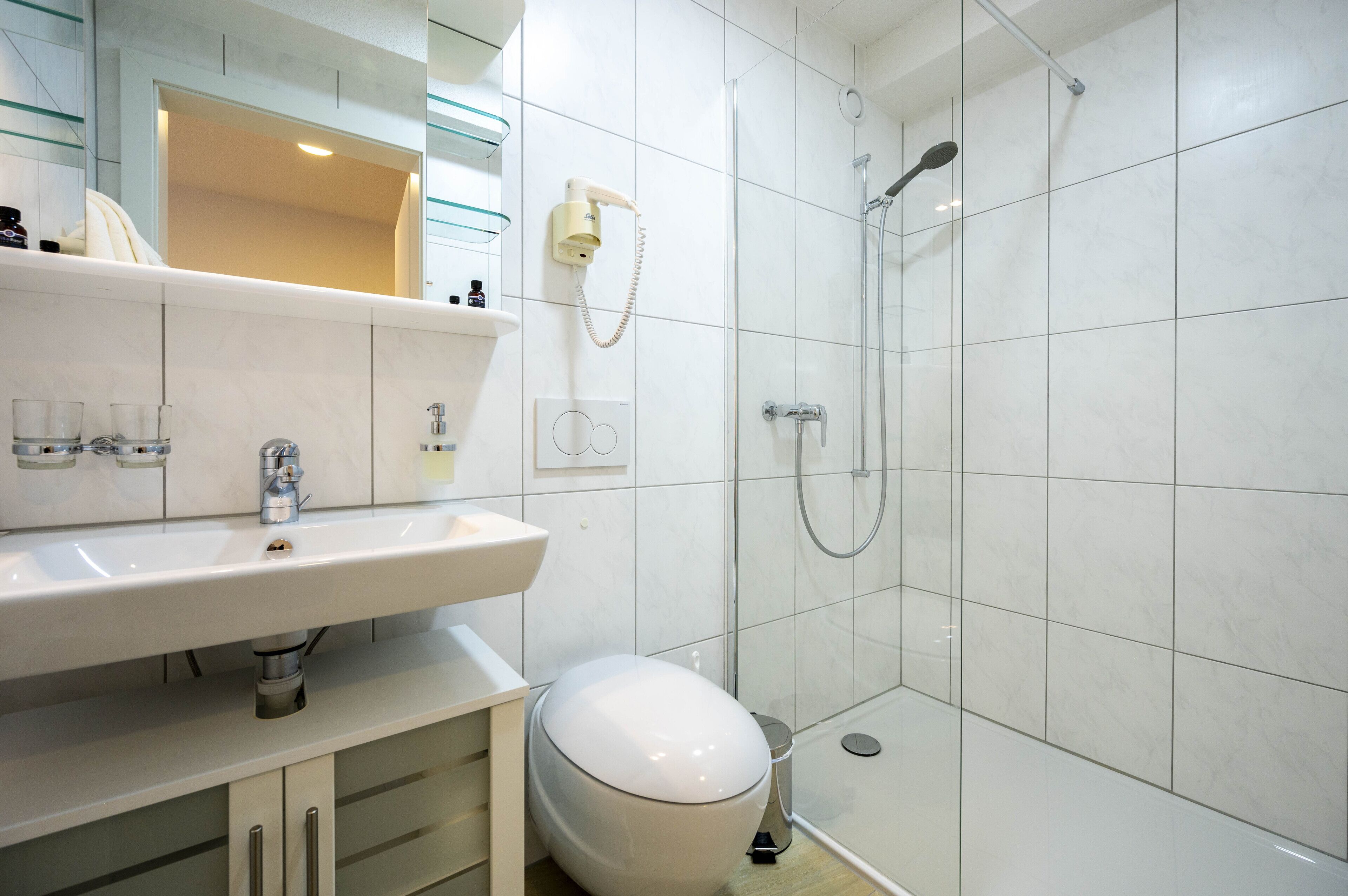 Classic-Doppelzimmer | Badezimmer | Dusche, umweltfreundliche Kosmetikartikel, Haartrockner, Handtücher