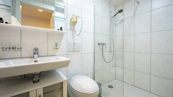 Classic-Doppelzimmer | Badezimmer | Dusche, umweltfreundliche Kosmetikartikel, Haartrockner, Handtücher